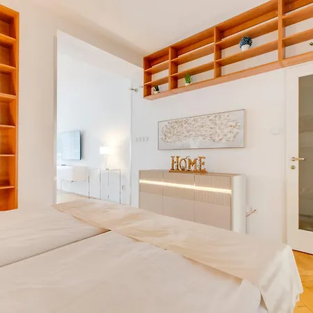 Exclusive Riverside In The Heart Of Praga